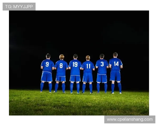 足球运动员的荣耀与挑战：从草根到世界舞台的奋斗历程