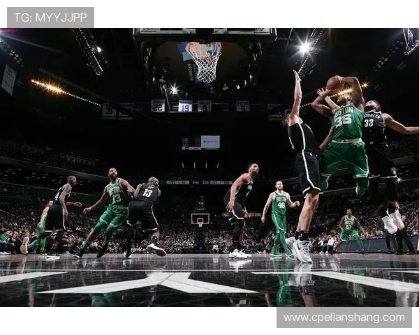 独行侠与凯尔特人激战正酣 双方球员展开激烈对决竞争季后赛席位